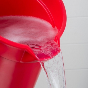 Balde 13.2 Litros Trabajo Pesado BRUTE ® Rojo Rubbermaid FG261400RED_4